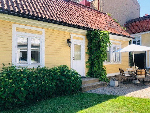 位于卡尔斯桑（ Karlshamn ）市中心的可爱农舍