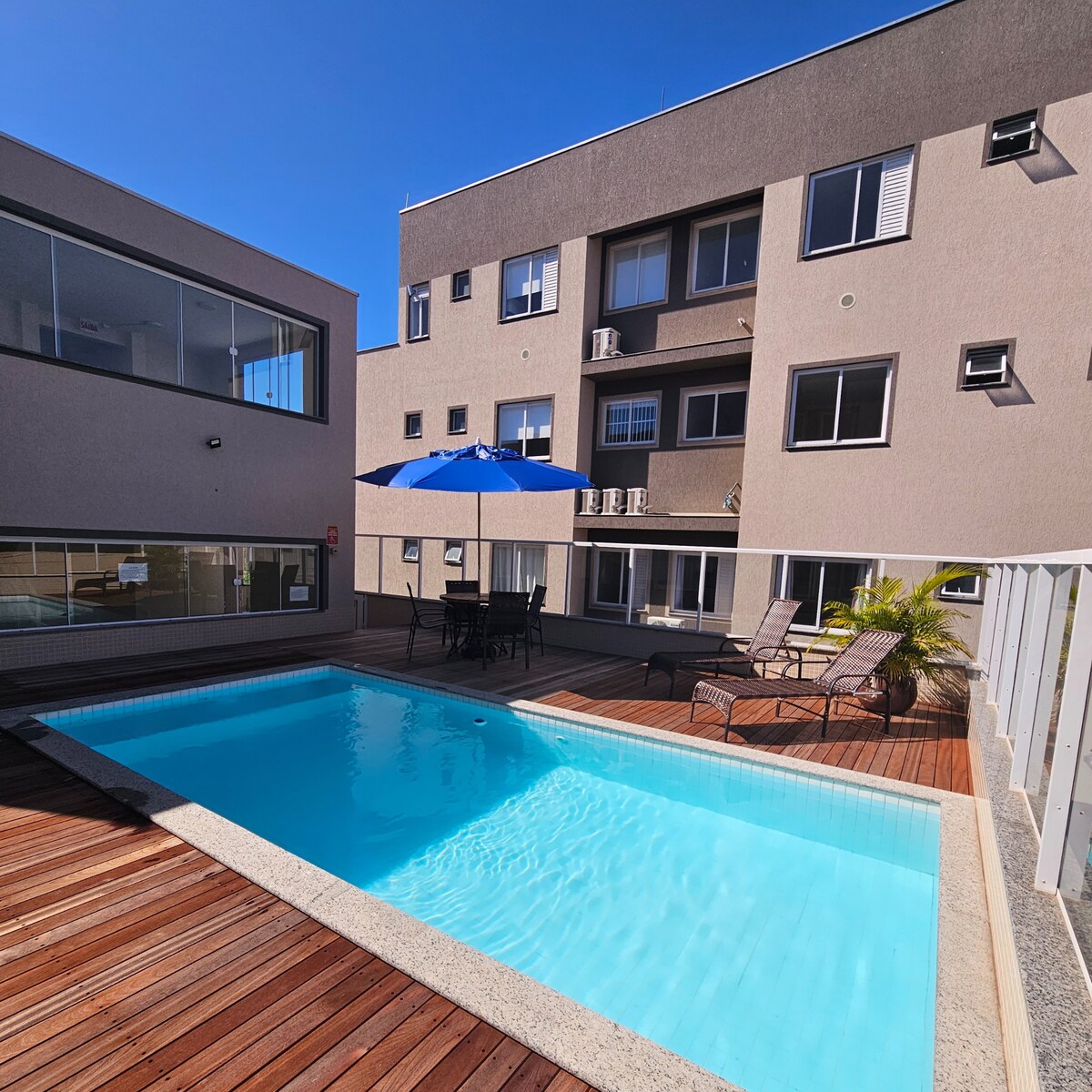 Apartamento espaçoso com piscina em condomínio