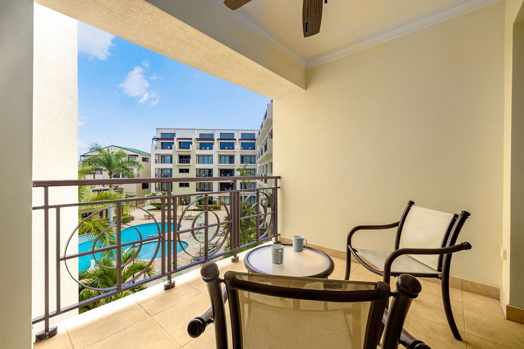 Beautiful 1BR Condo w/ large balcony in Palm Beach