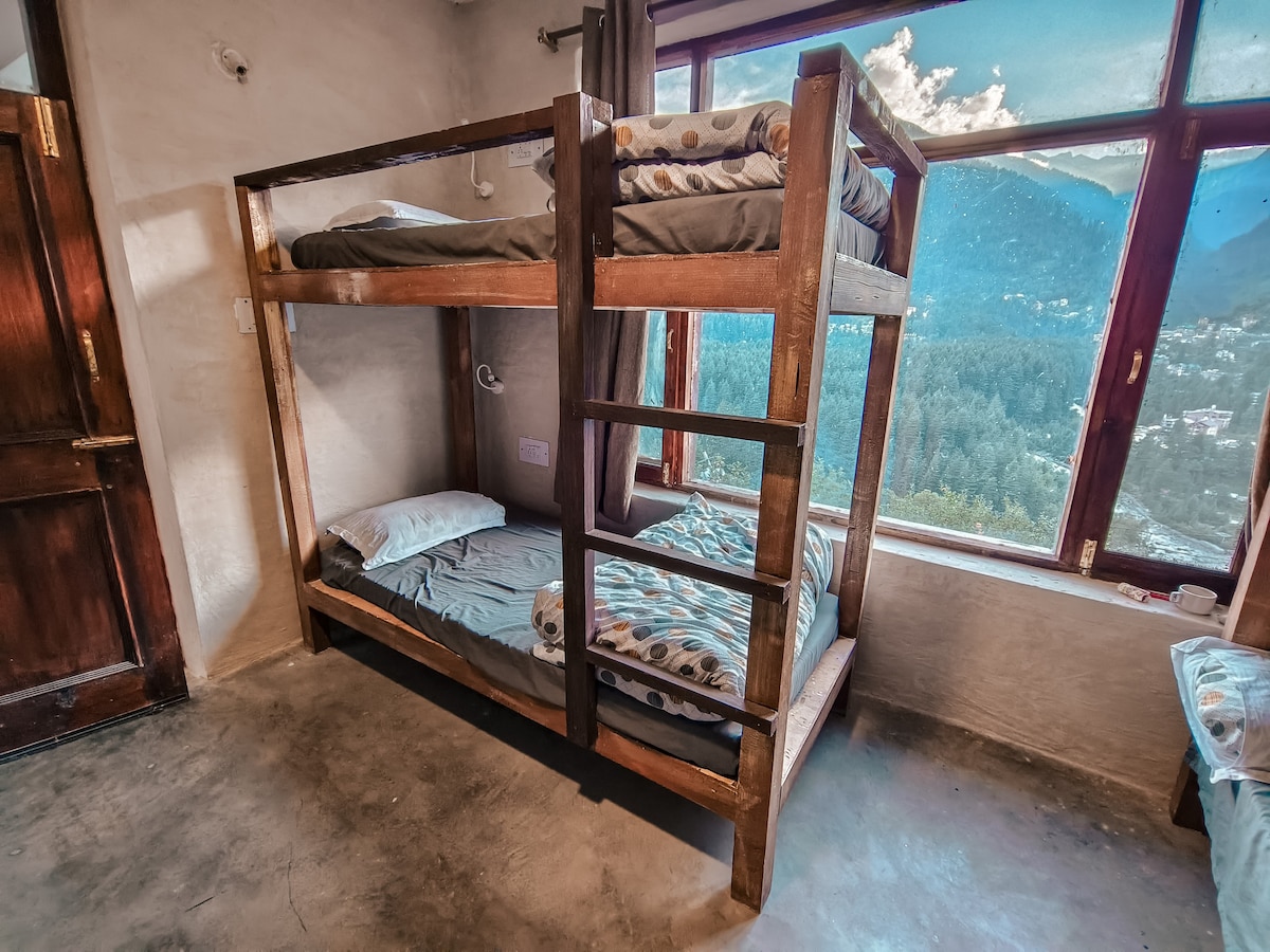 Shared room in Manali- Bed in 6 bed mixed dorm