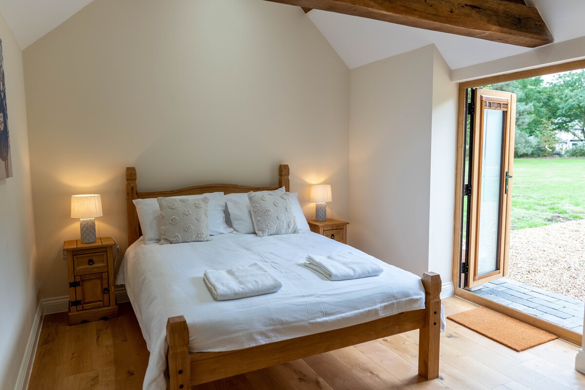 Lovely 1-bed suite & bathroom in converted barn