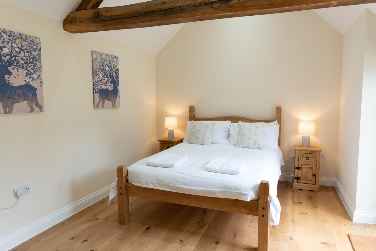 Lovely 1-bed suite & bathroom in converted barn