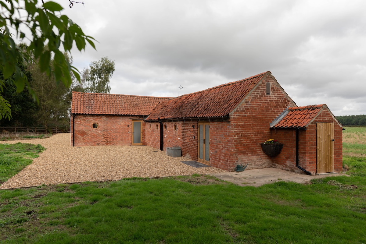 Lovely 1-bed suite & bathroom in converted barn