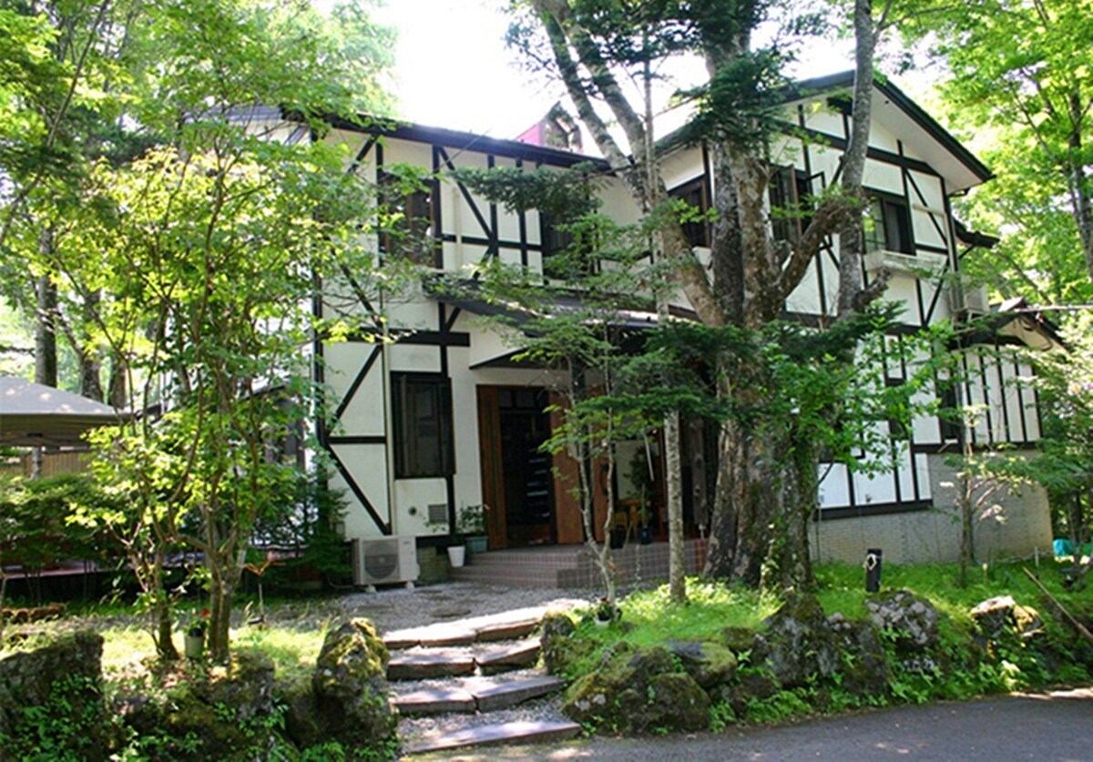 在山中湖畔被森林包围着的非常治愈的旅馆，206西式3床房，是能看到富士山的房间