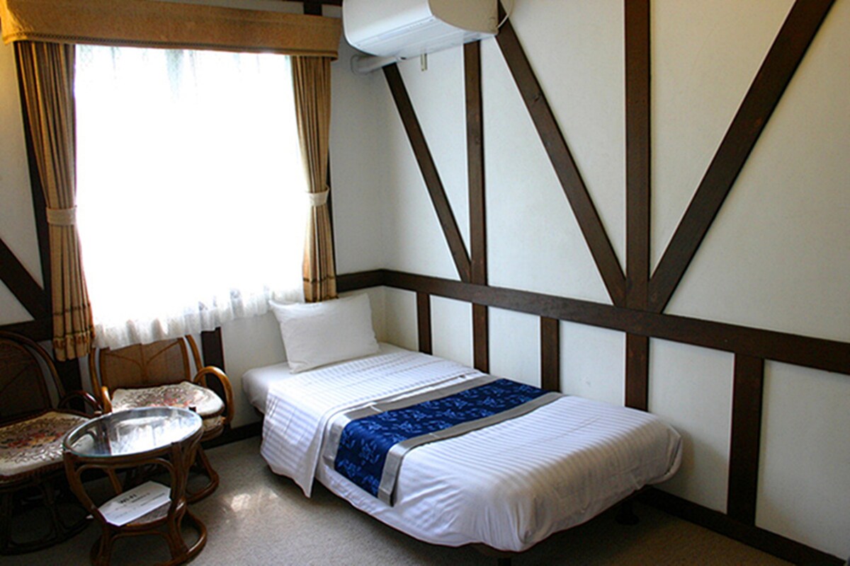 在山中湖畔被森林包围着的非常治愈的旅馆，206西式3床房，是能看到富士山的房间
