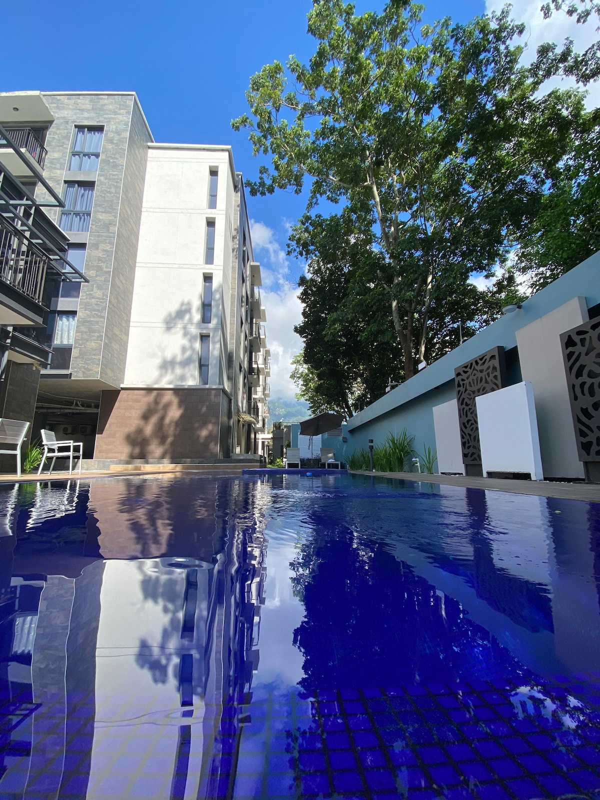 带泳池和Merendon景观的豪华公寓