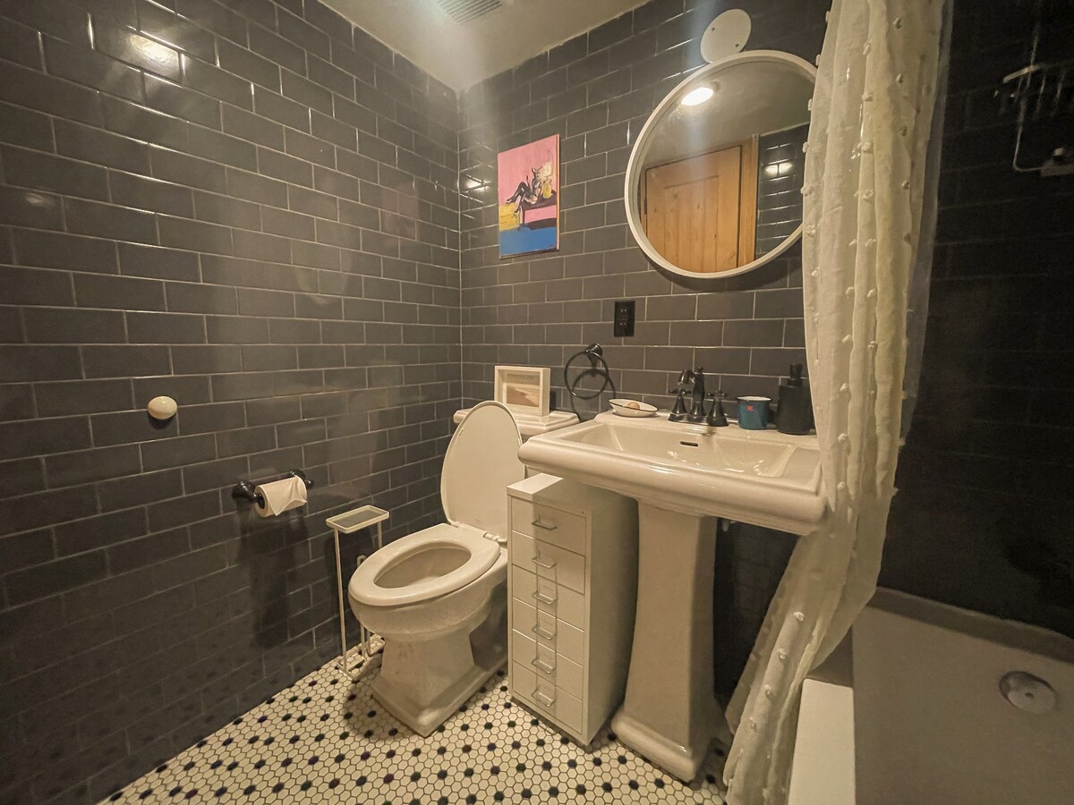 威廉斯堡带独立浴室的明亮卧室