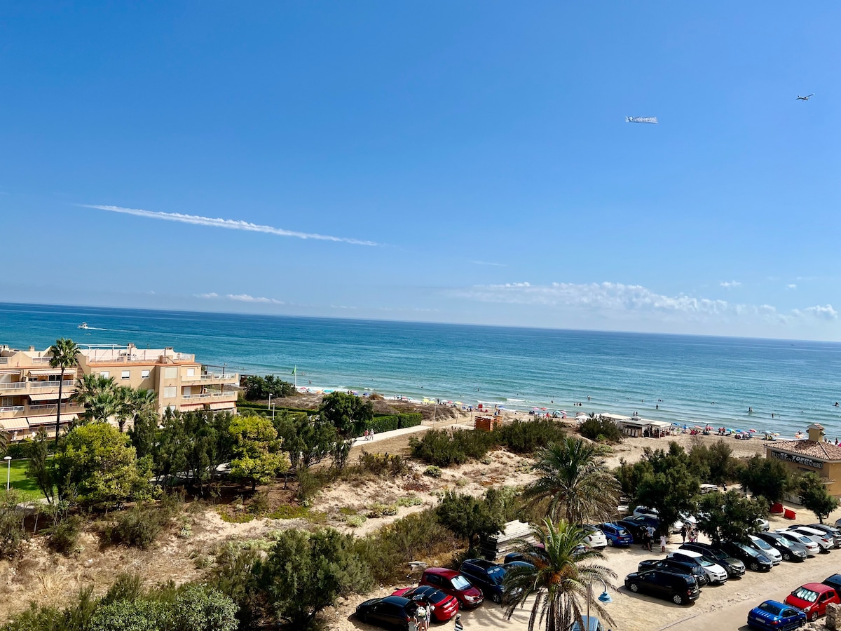 Acoredora habitación con vista al mar.