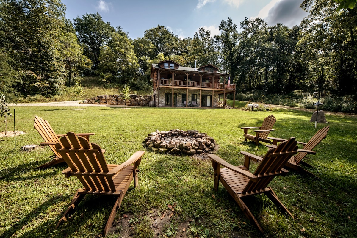 Cozy Log Cabin w/King Bed - Mississippi Getaway