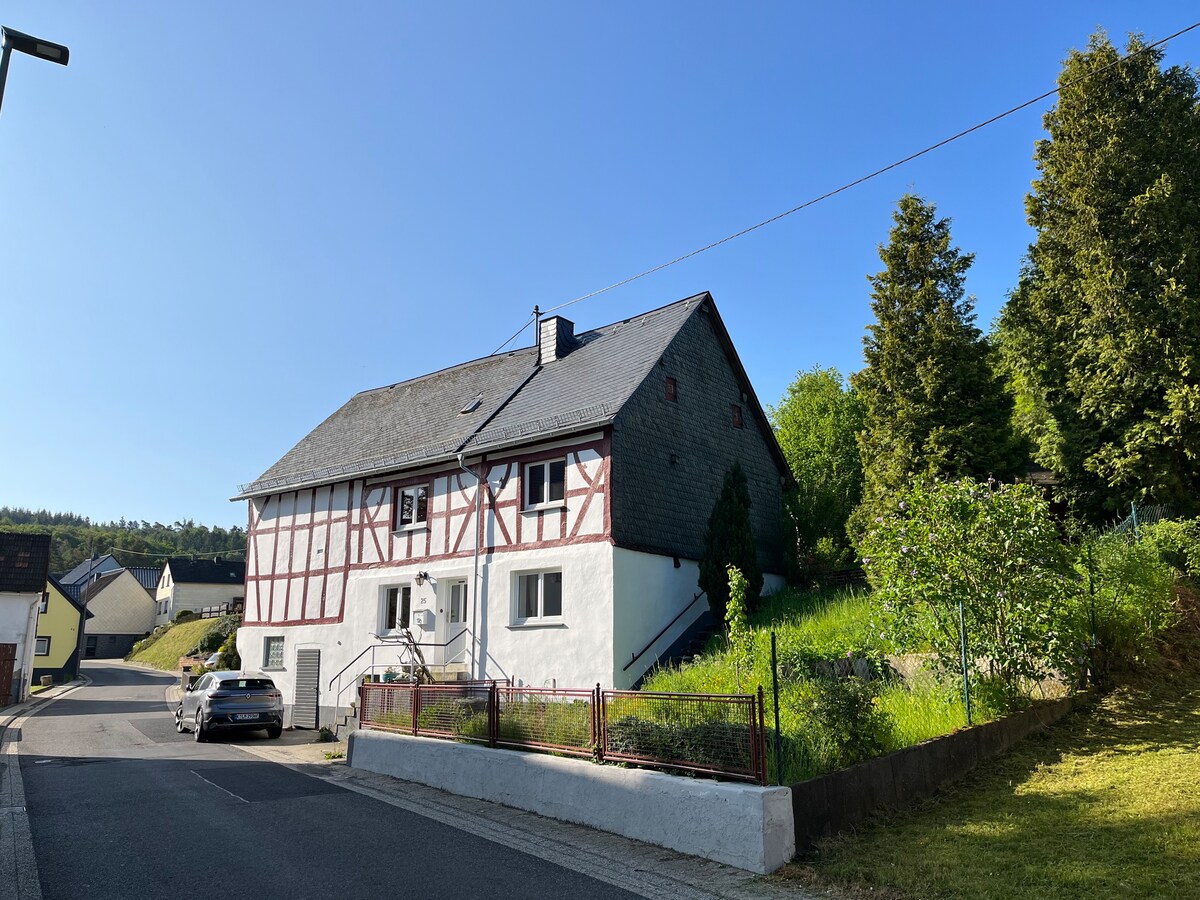 Eifel-Bauernhaus mit Naturgarten