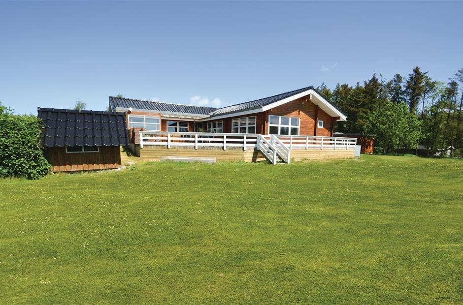 Lækkert pool sommerhus tæt på strand og med udsigt