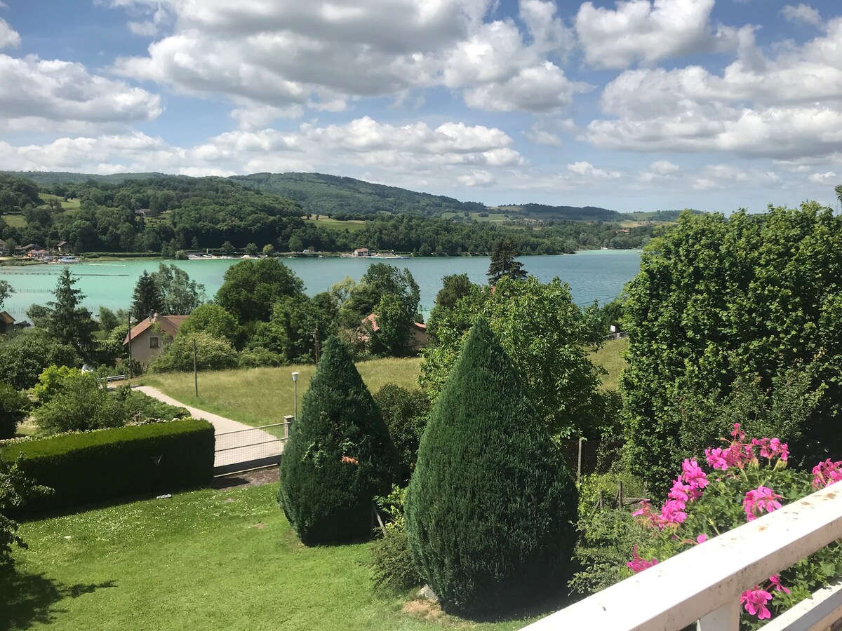 Jolie maison vue panoramique sur lac