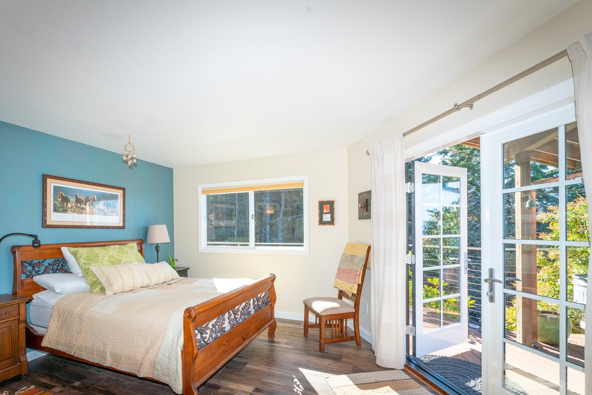 Guest Unit nestled in Redwoods overlooking Pacific