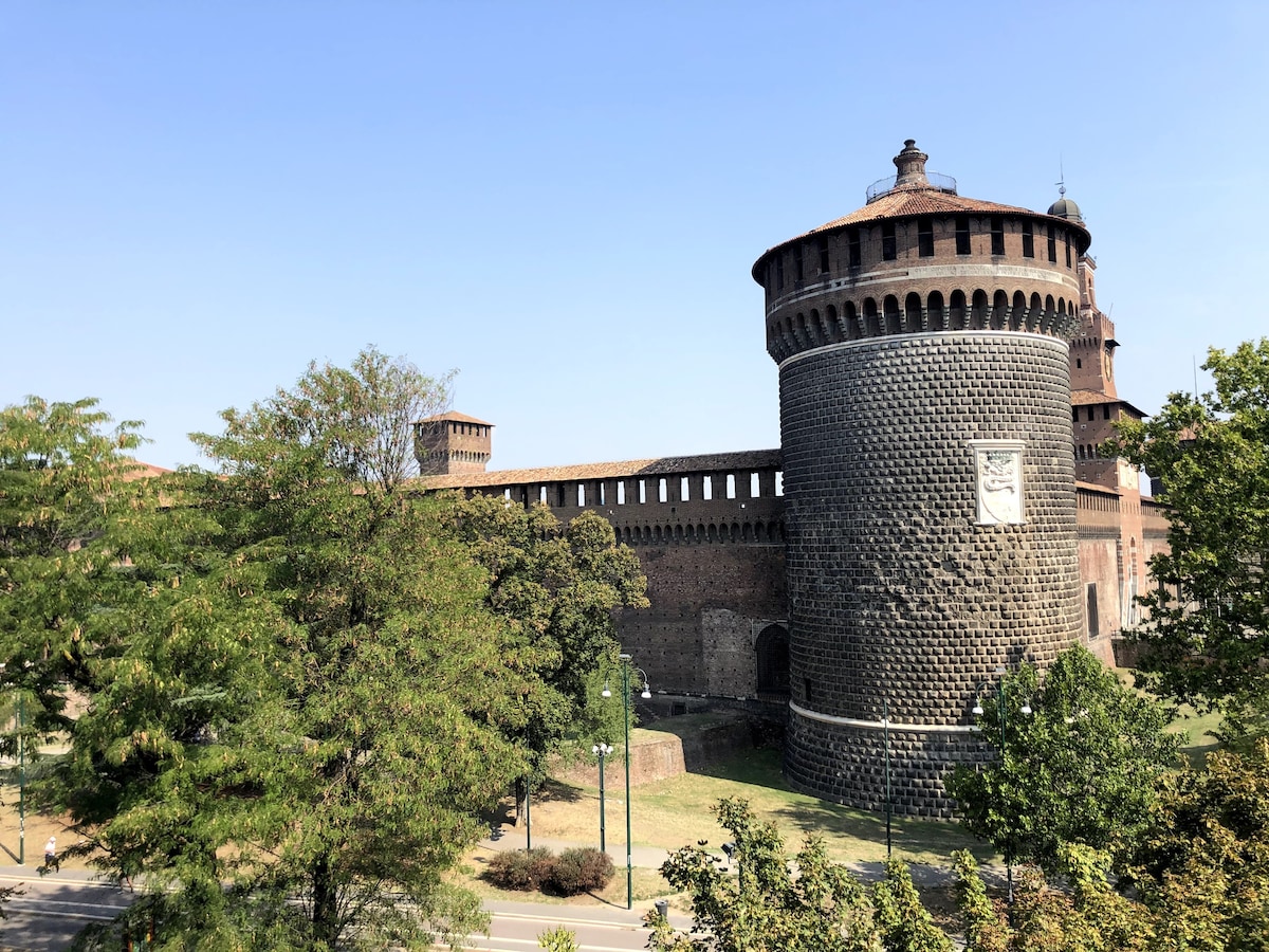 历史悠久的米兰市中心城堡景观
