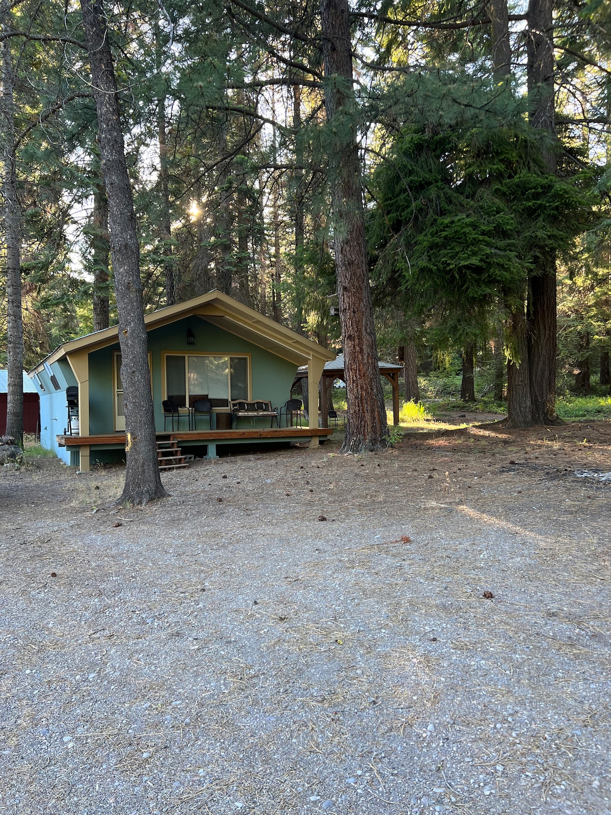 Cheerful, cozy cabin near national forest & lake.