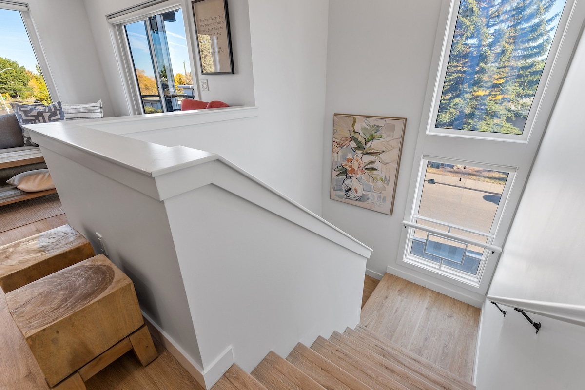 Stylish 2 Beds 2 Baths Townhome | Working desk