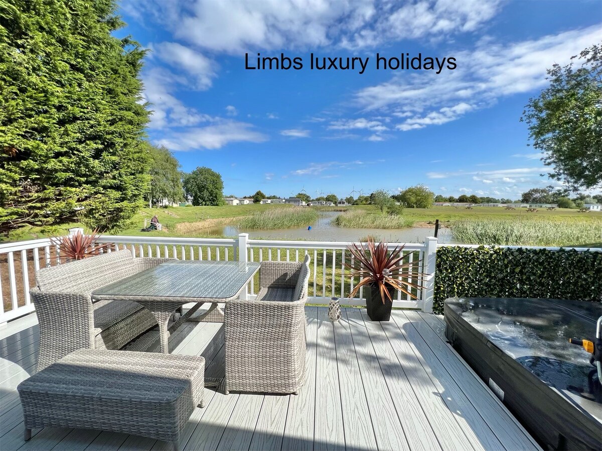 Beautiful lakeside 2 bed holiday home with hot tub