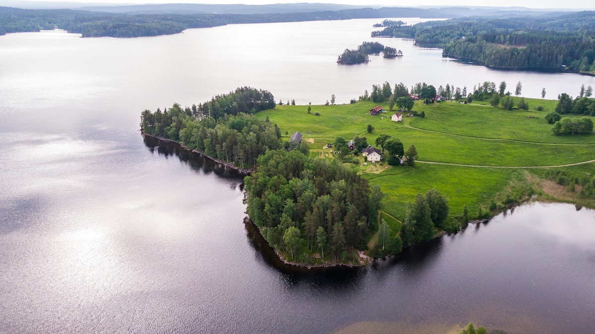 Naturnära Lillstuga på udde i norra Dalsland