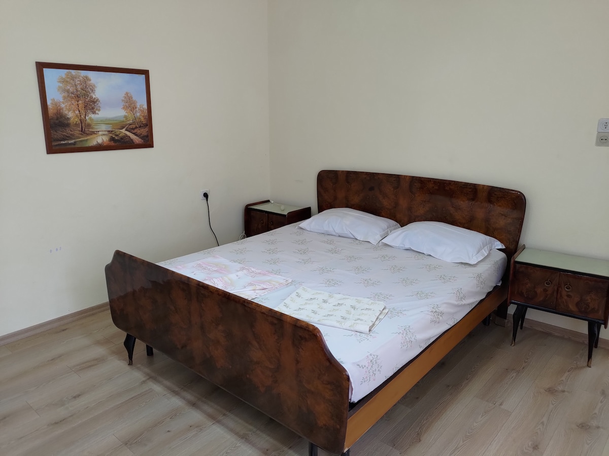 2 Bedroom house in center of Tirana (parking)
