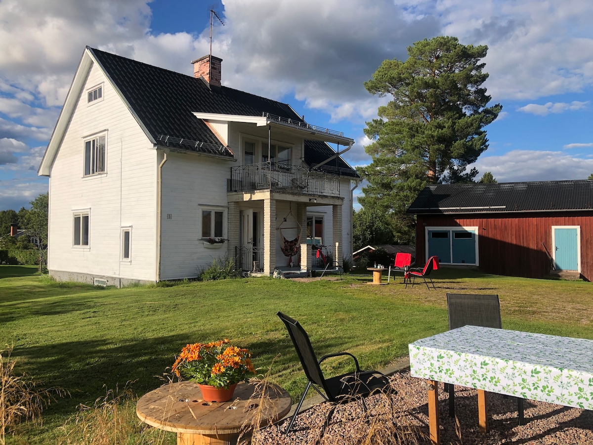 Comfortabel Zweeds huis met sauna en houtkachel.