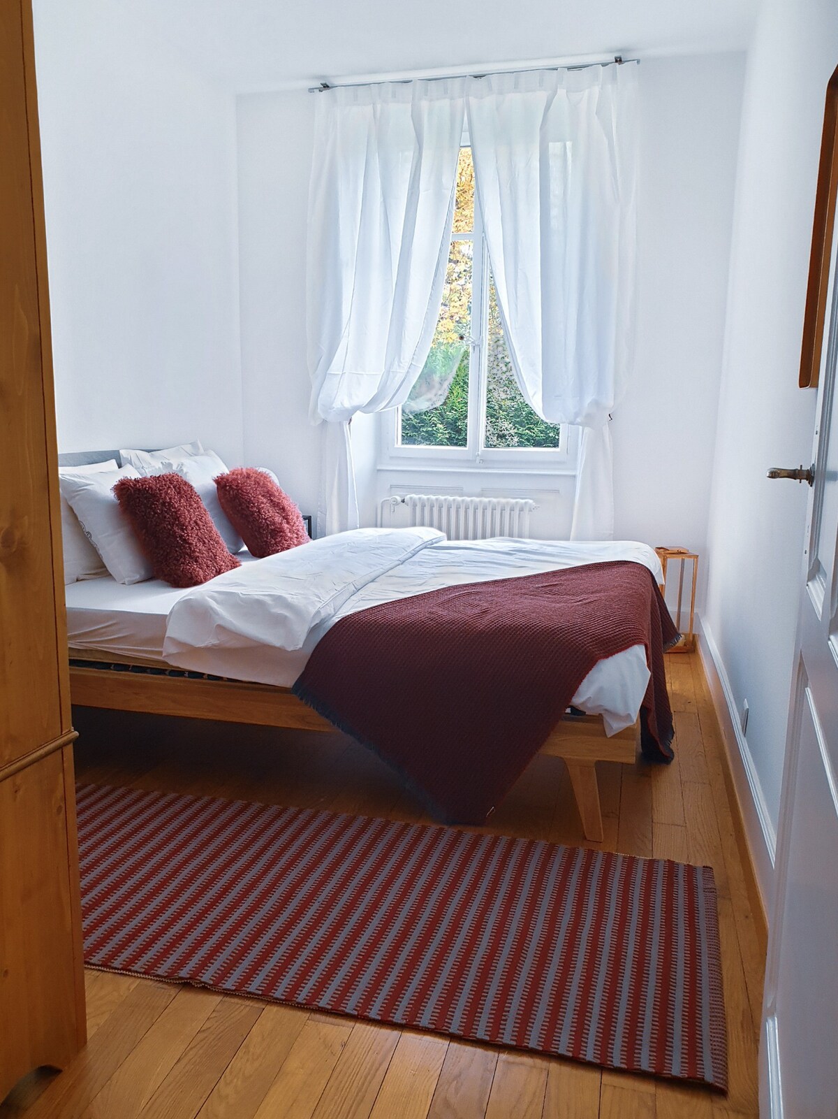 蒙特勒（ Montreux ）可爱的两间带露台的卧室