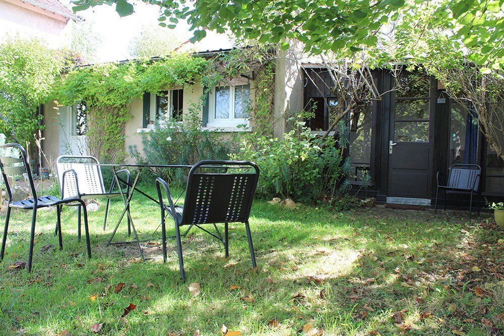 Bois le roi,  chambre dans le jardin