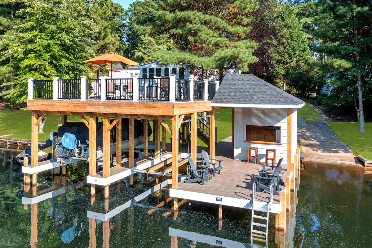 Lakefront 5BR Home, Firepit, Large dock, Kayaks