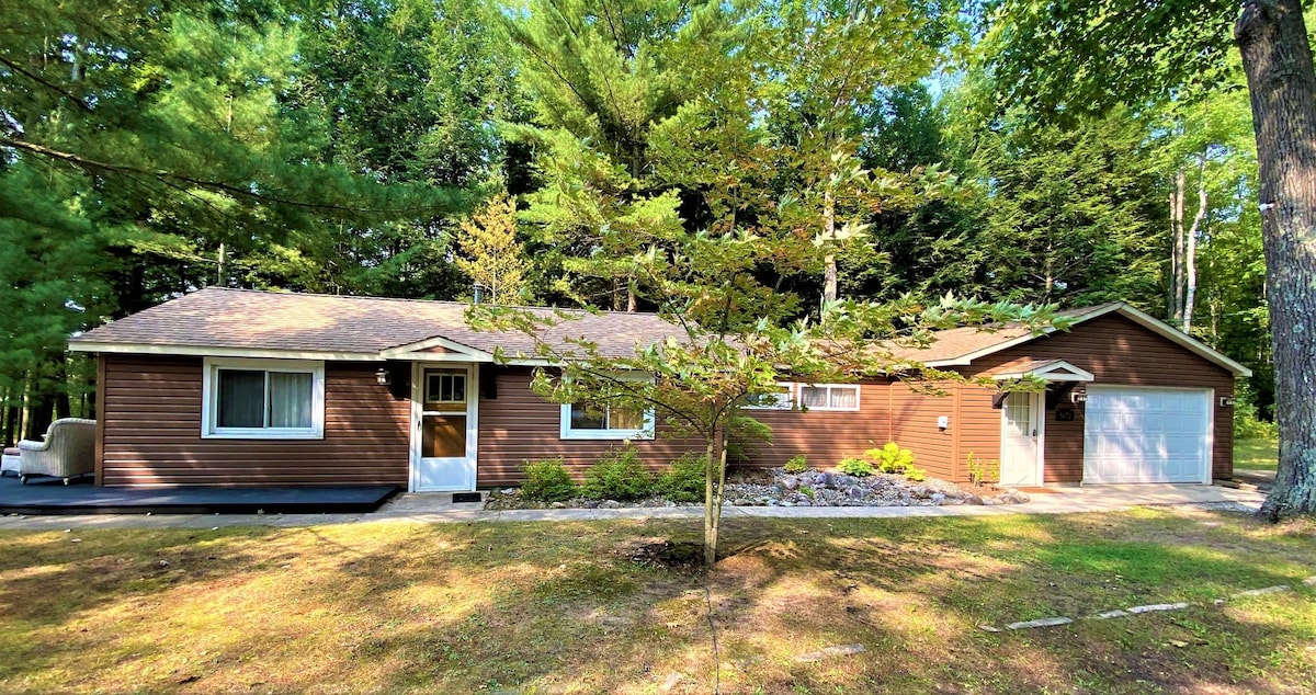 True Up North Lake Front Cottage