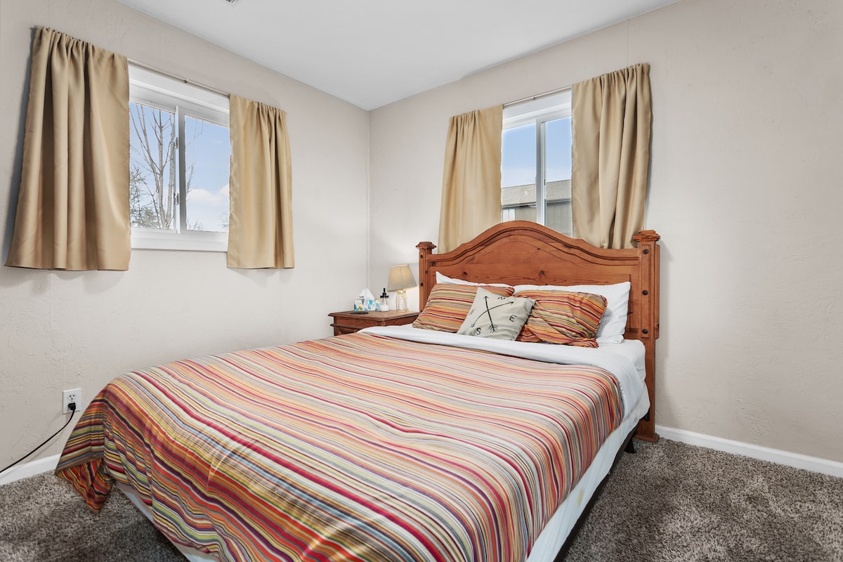 Private Bdrm #3 with Queen Bed in Shawnee, KS - 55