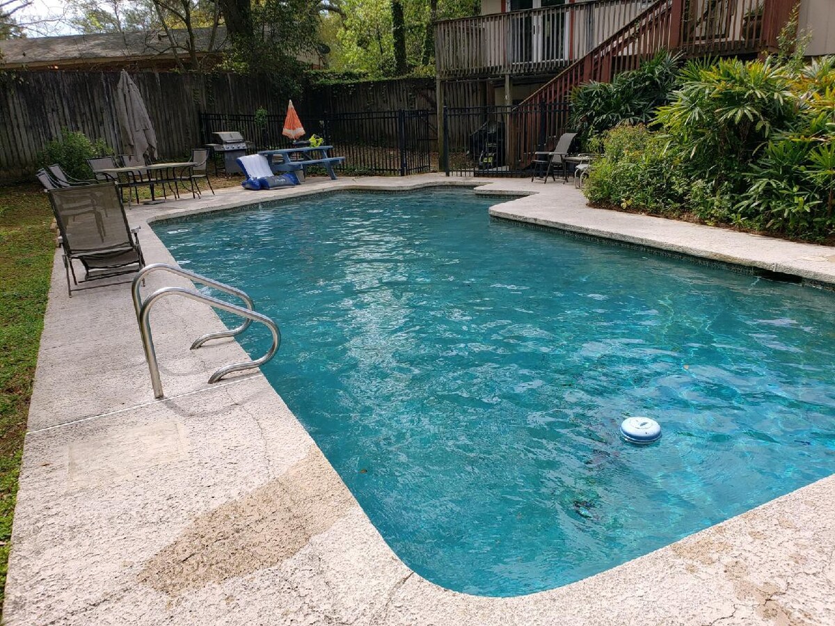 Close to Stadium 2/1 home with large pool