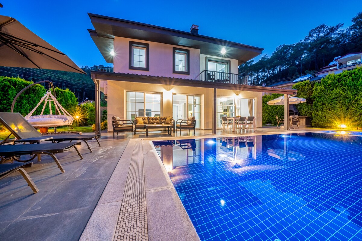 Private & Swimming Pool Villa Exclusive