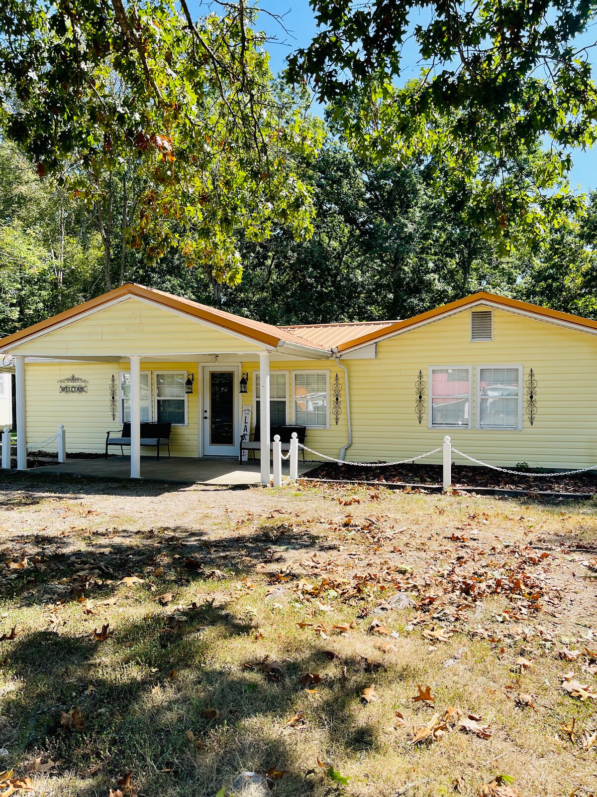 The Yellow House at Bluffview距离湖泊约0.5英里