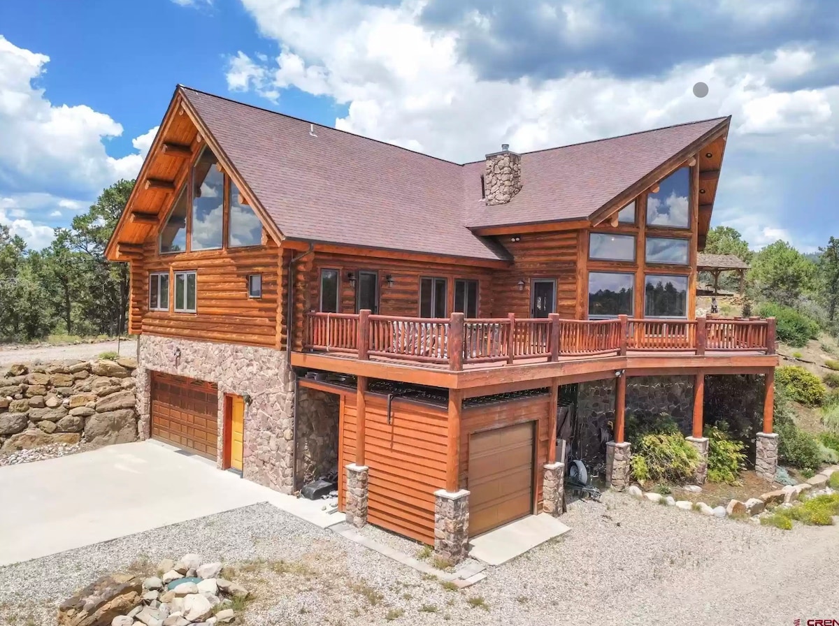 Log cabin Views~ privacy~sauna & hot tub