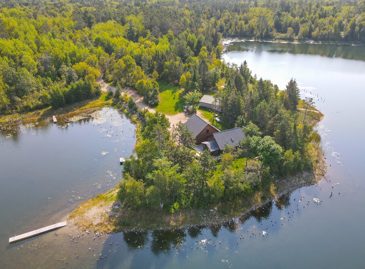 Pristing Log Cabin on Peninsula of Paradise