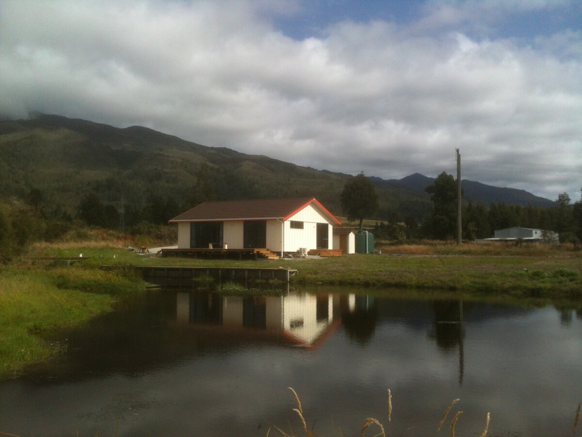 池塘上的乡村小屋