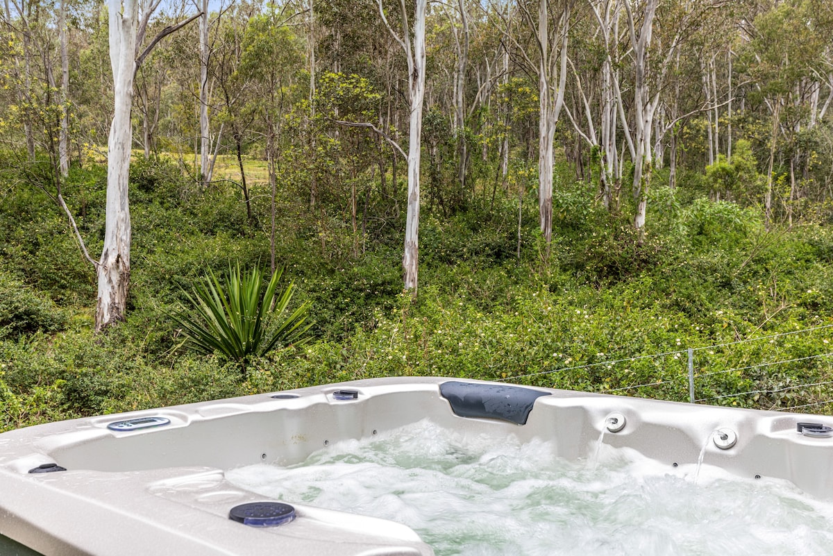 'Tara Downs' - stylish rural retreat with hot tub