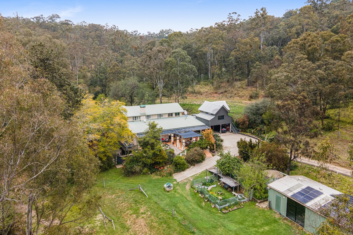 'Tara Downs' - stylish rural retreat with hot tub