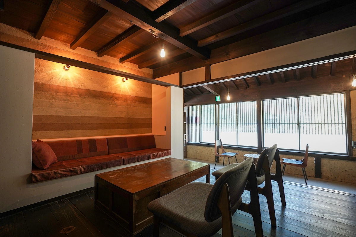 老式酒吧里有1个房间，您可以在温泉温泉镇住宿。房间宽敞的独立房间（ 26.8平方米）。步行10分钟即可抵达站[Ochi SOHO]