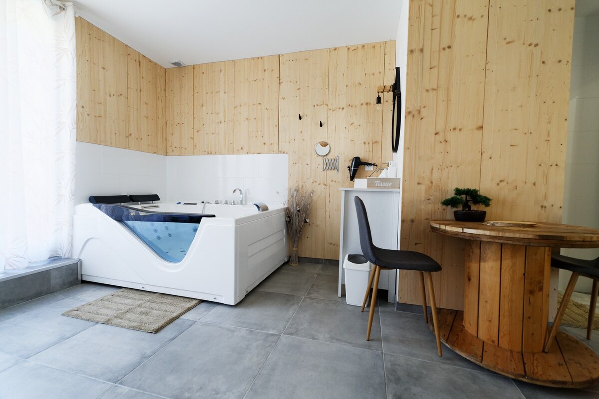 Loft bois, chambre avec jacuzzi déco romantique