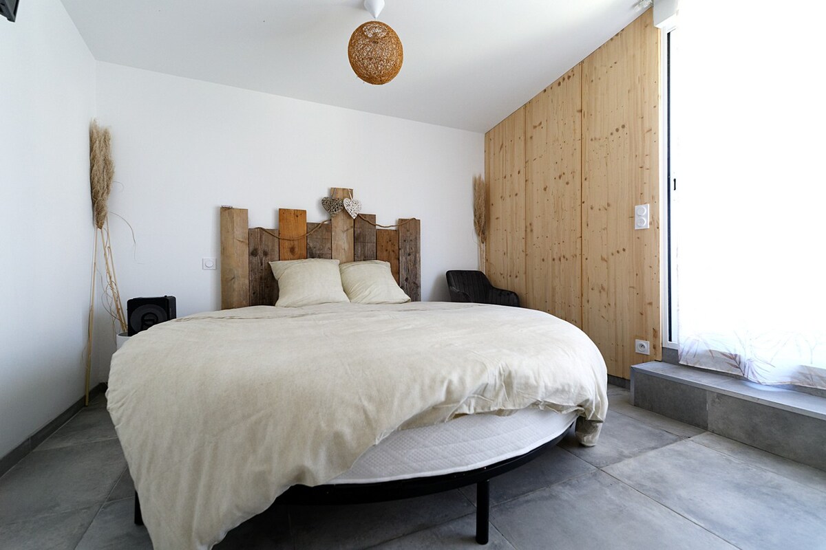 Loft bois, chambre avec jacuzzi déco romantique