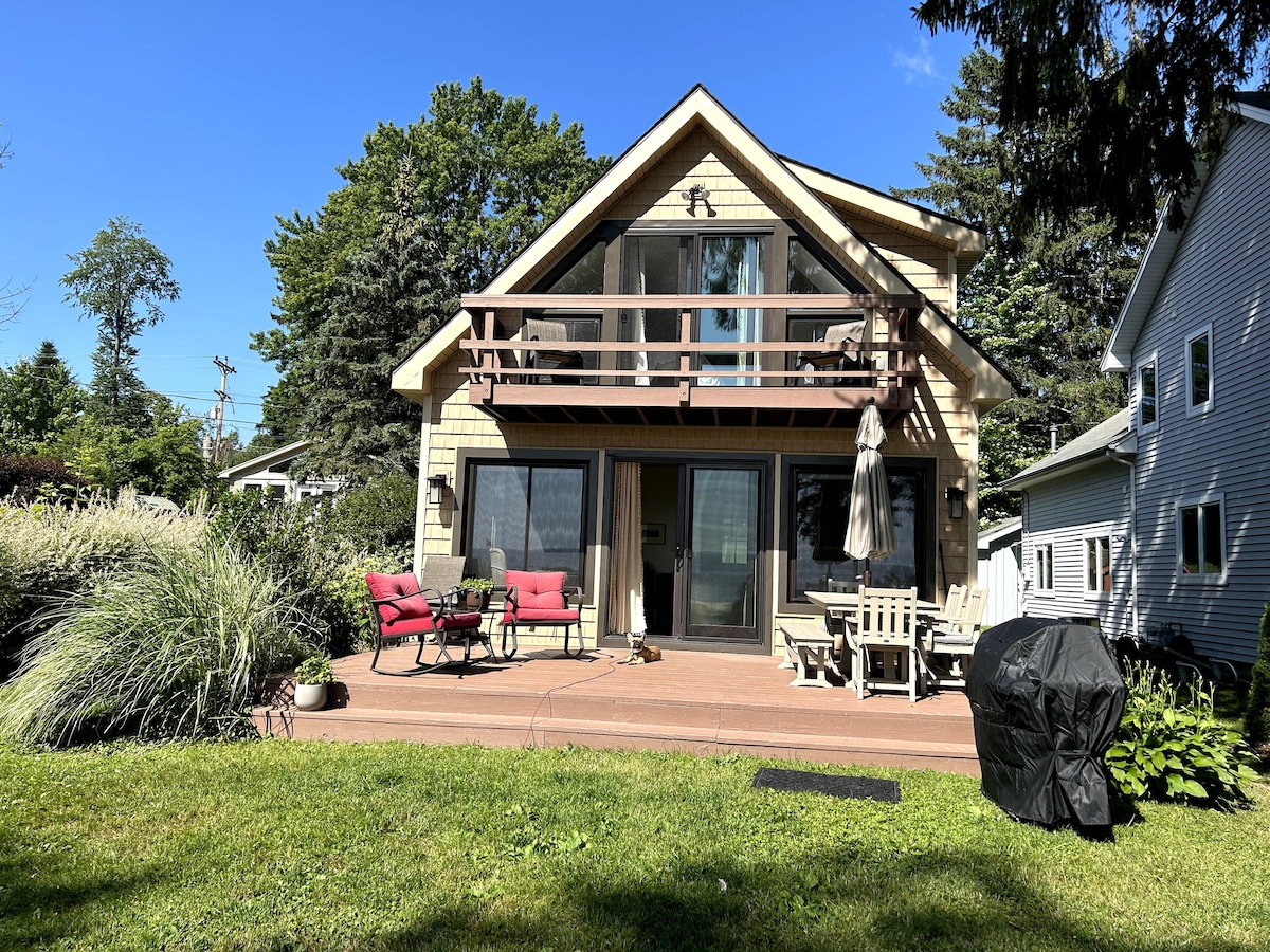 Modern Lakefront Cottage