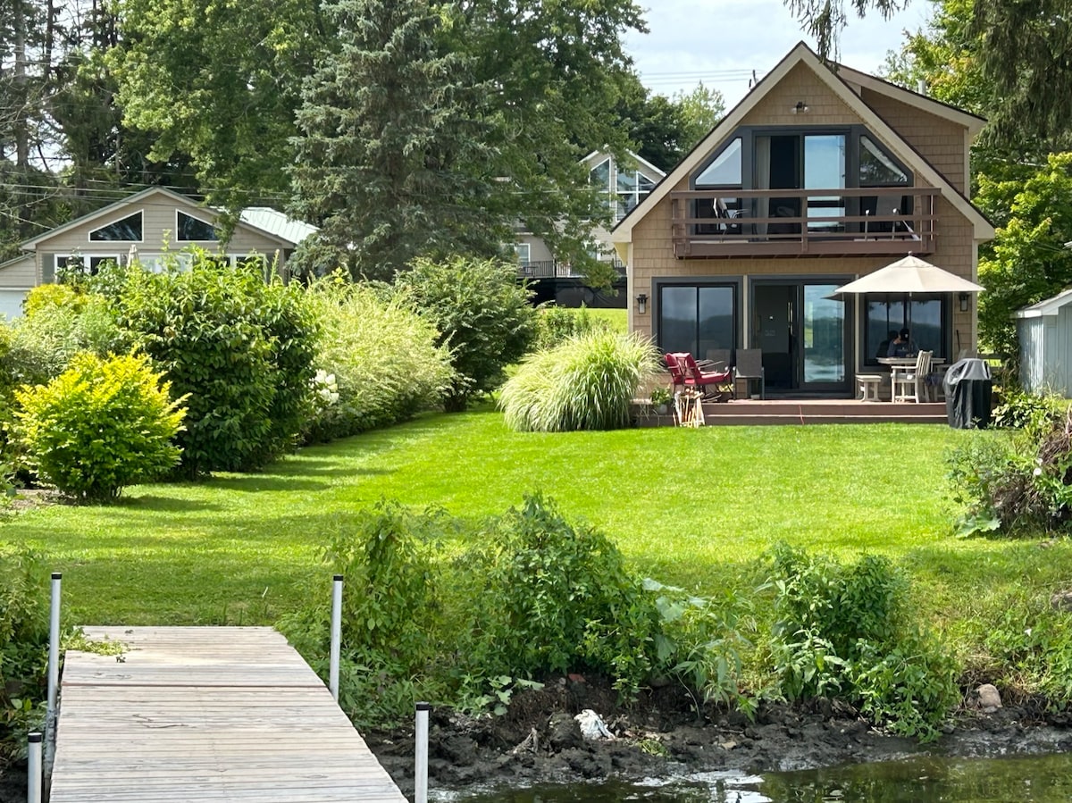 Modern Lakefront Cottage