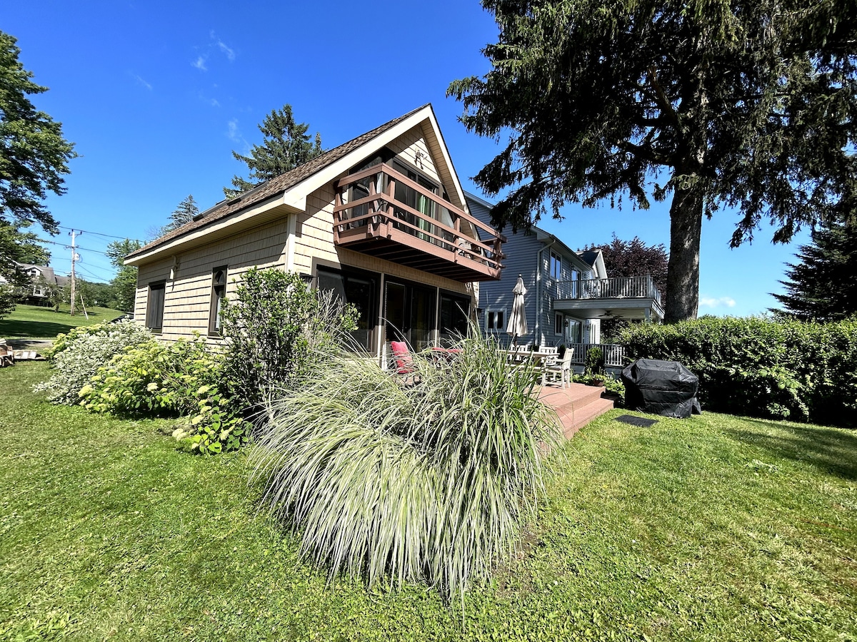 Modern Lakefront Cottage