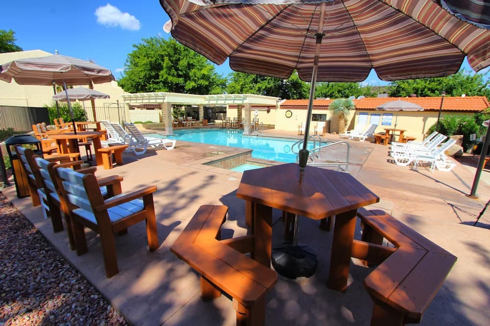 2 bedroom private villa, with pools & hot tubs!
