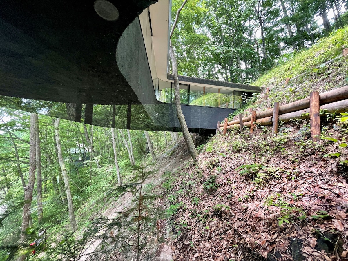 「画廊之家（ Gallery House ）」是一座设计师之家，在山坡上是找不到的