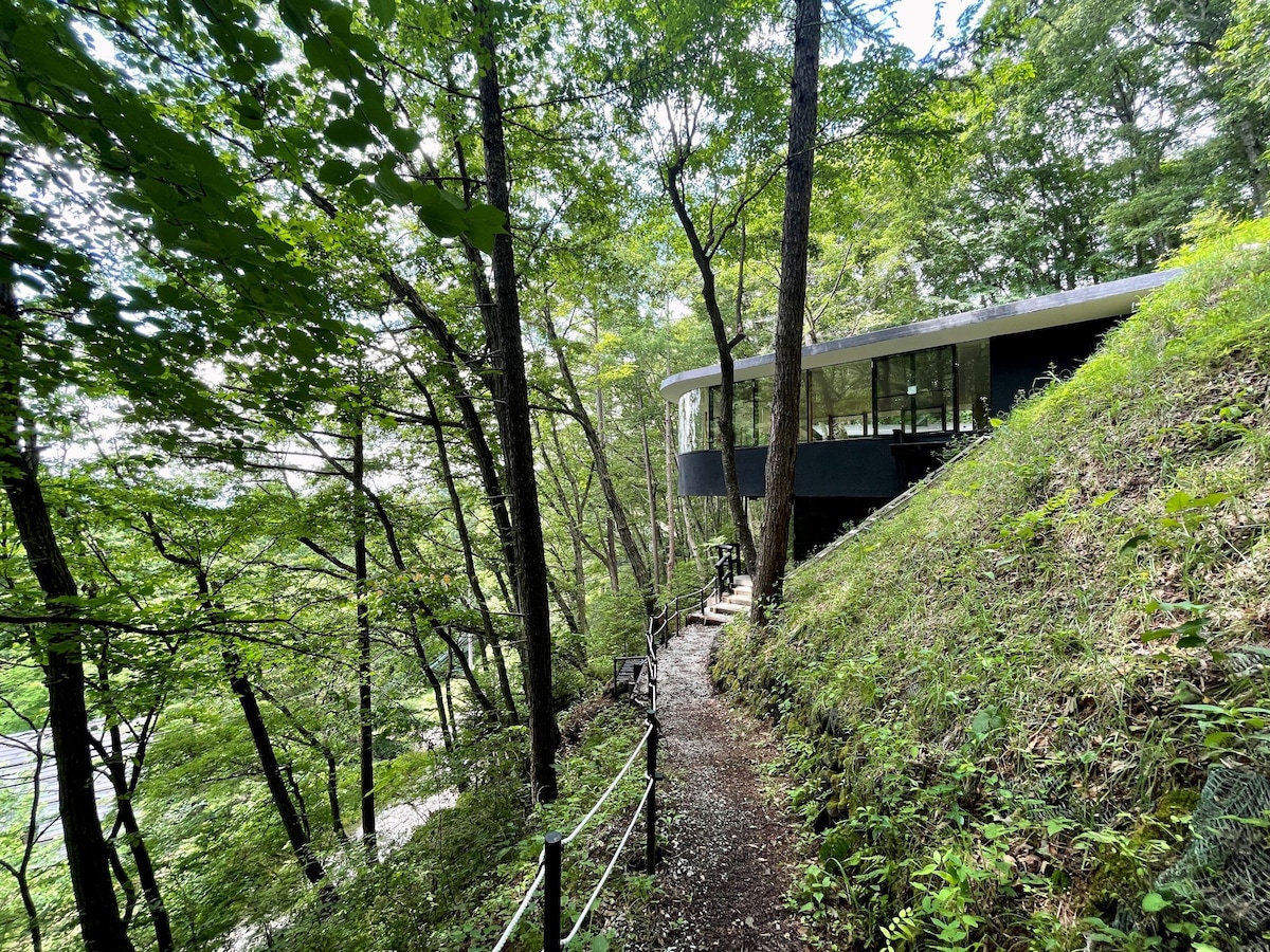 「画廊之家（ Gallery House ）」是一座设计师之家，在山坡上是找不到的