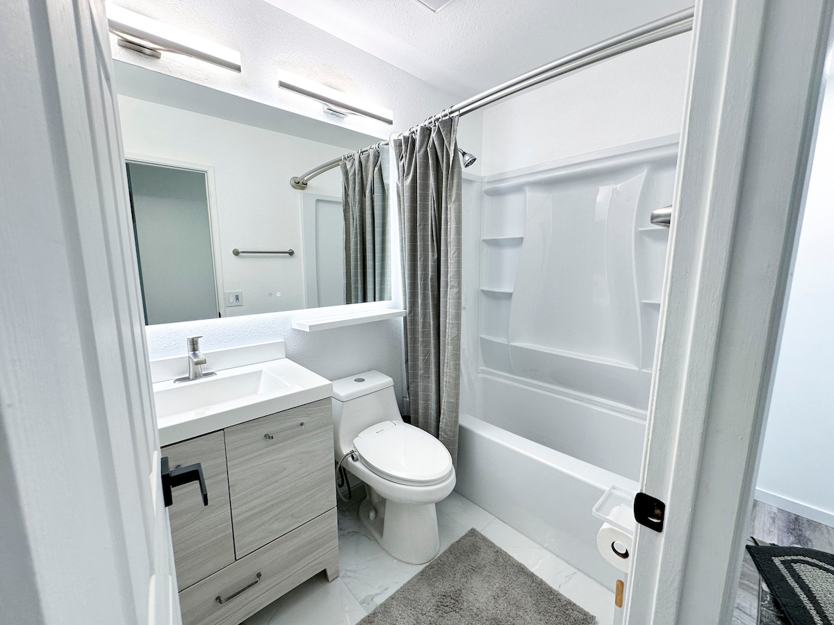 Private room & bathroom in Oceanside home.