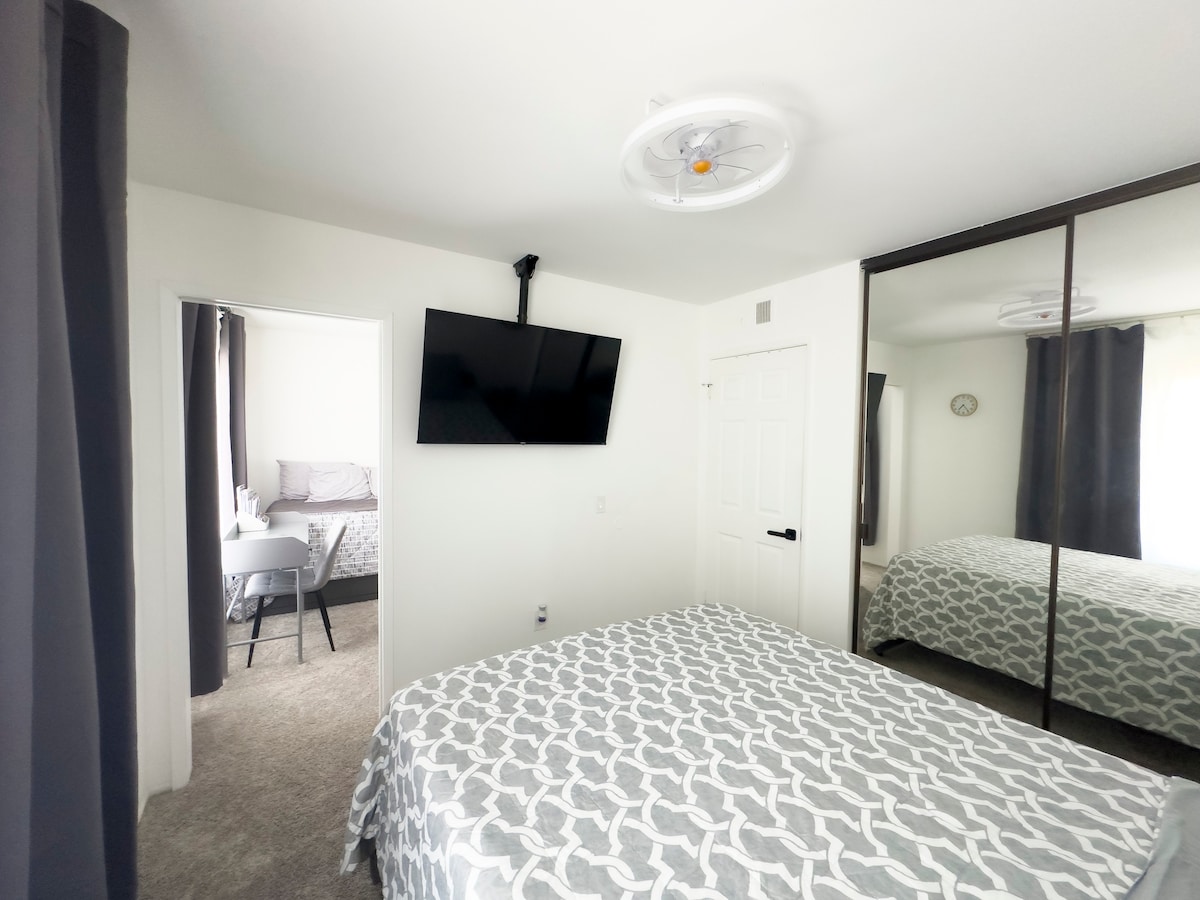 Private room & bathroom in Oceanside home.