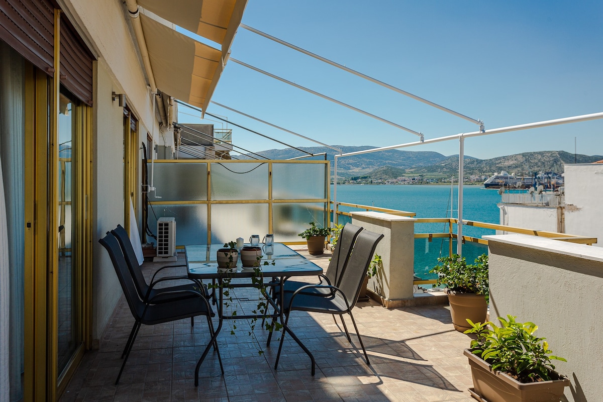 舒适的海滨顶层公寓，可欣赏海景和山景。