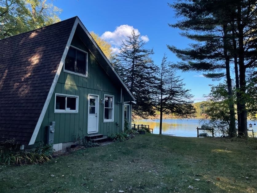 Tranquil 2 Bedroom Getaway on Private Lake